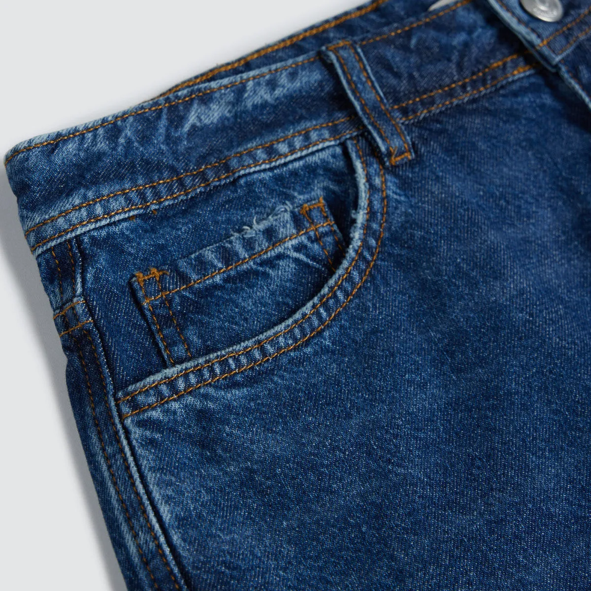 Bermuda En Denim Con Desgastes