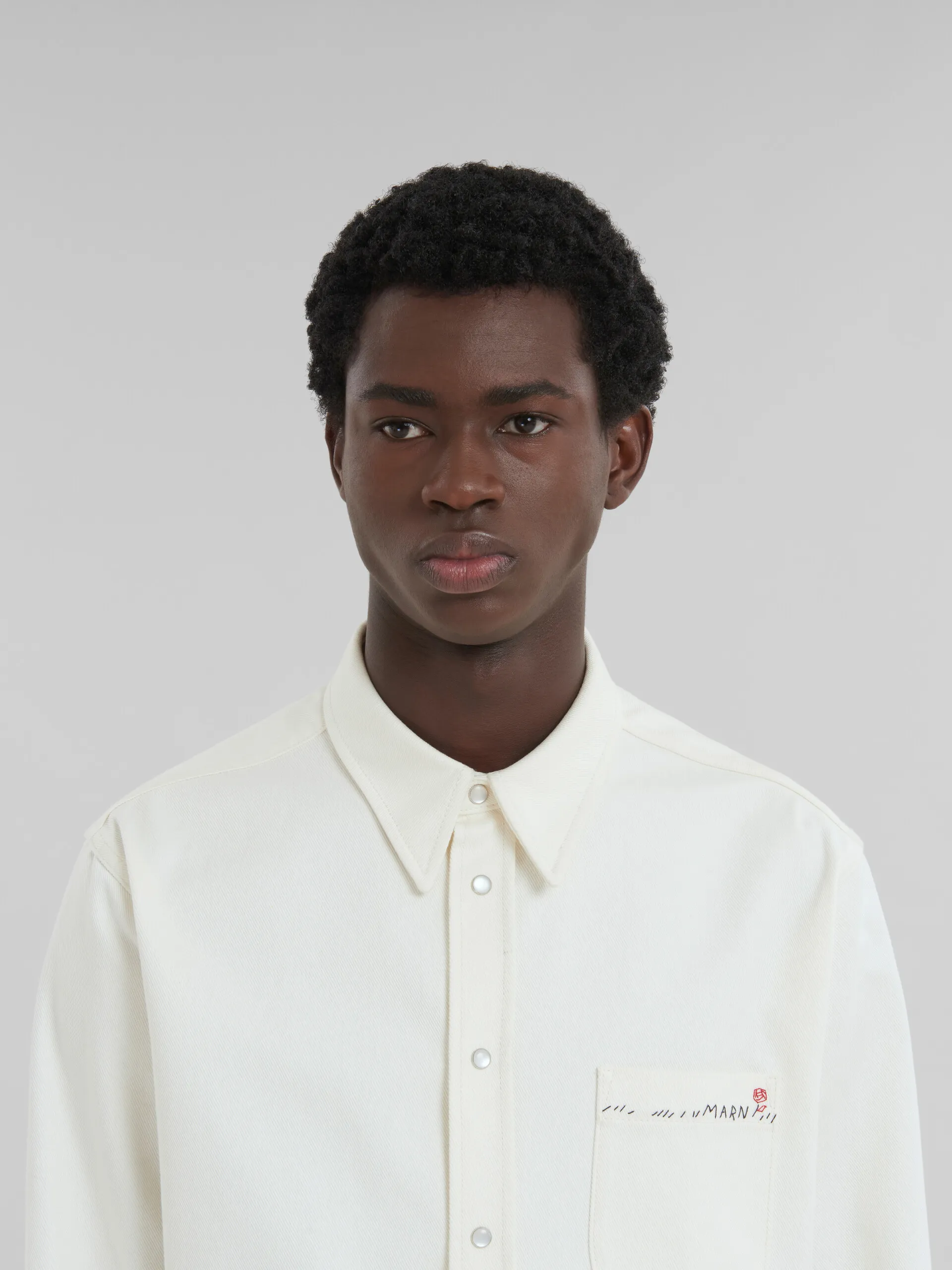 Camisa blanca de dril con bordado Marni Mending