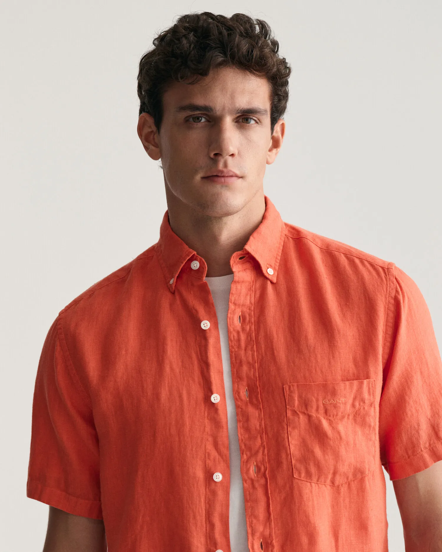 Camisa Regular Fit de manga corta y lino teñido en prenda
