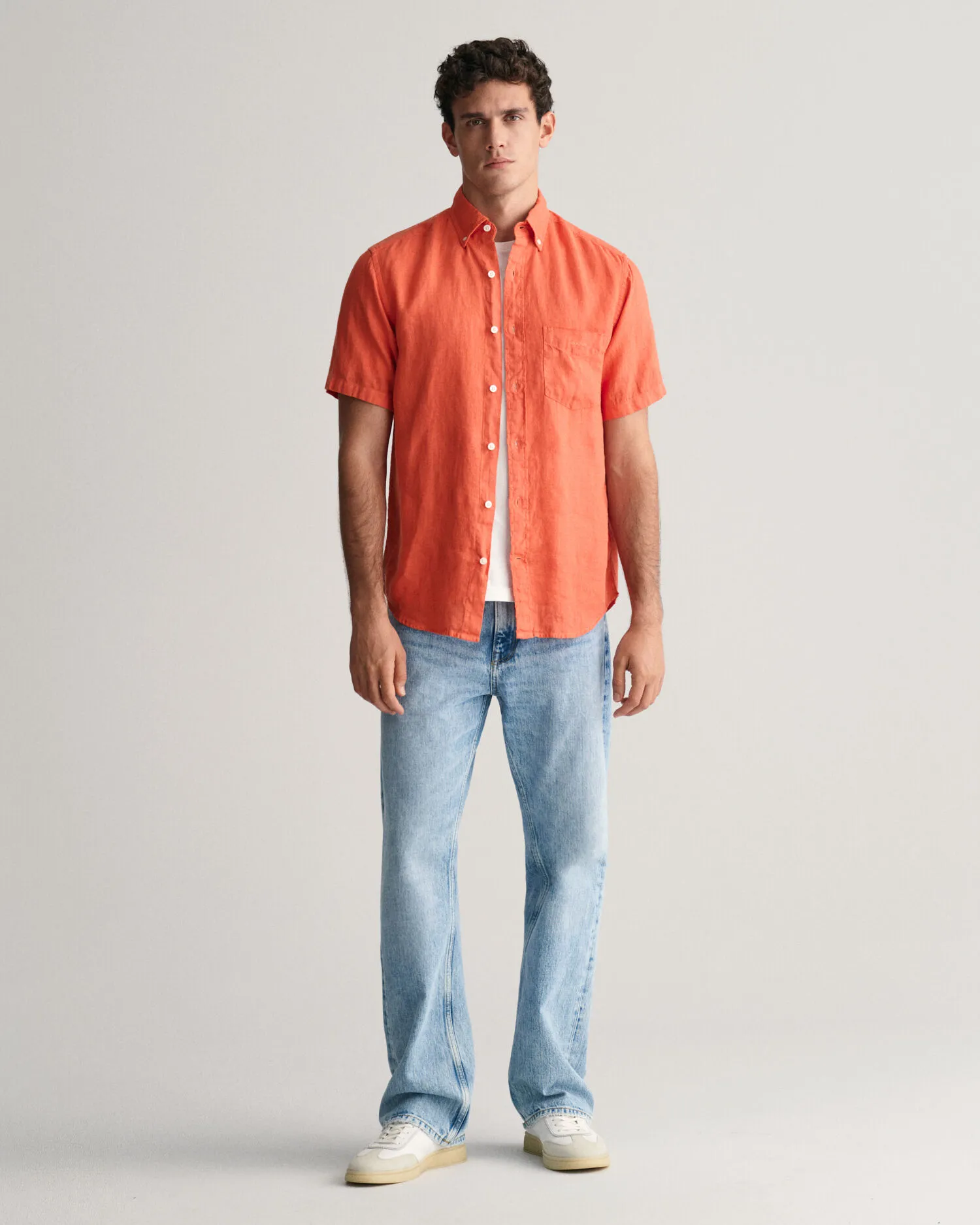 Camisa Regular Fit de manga corta y lino teñido en prenda
