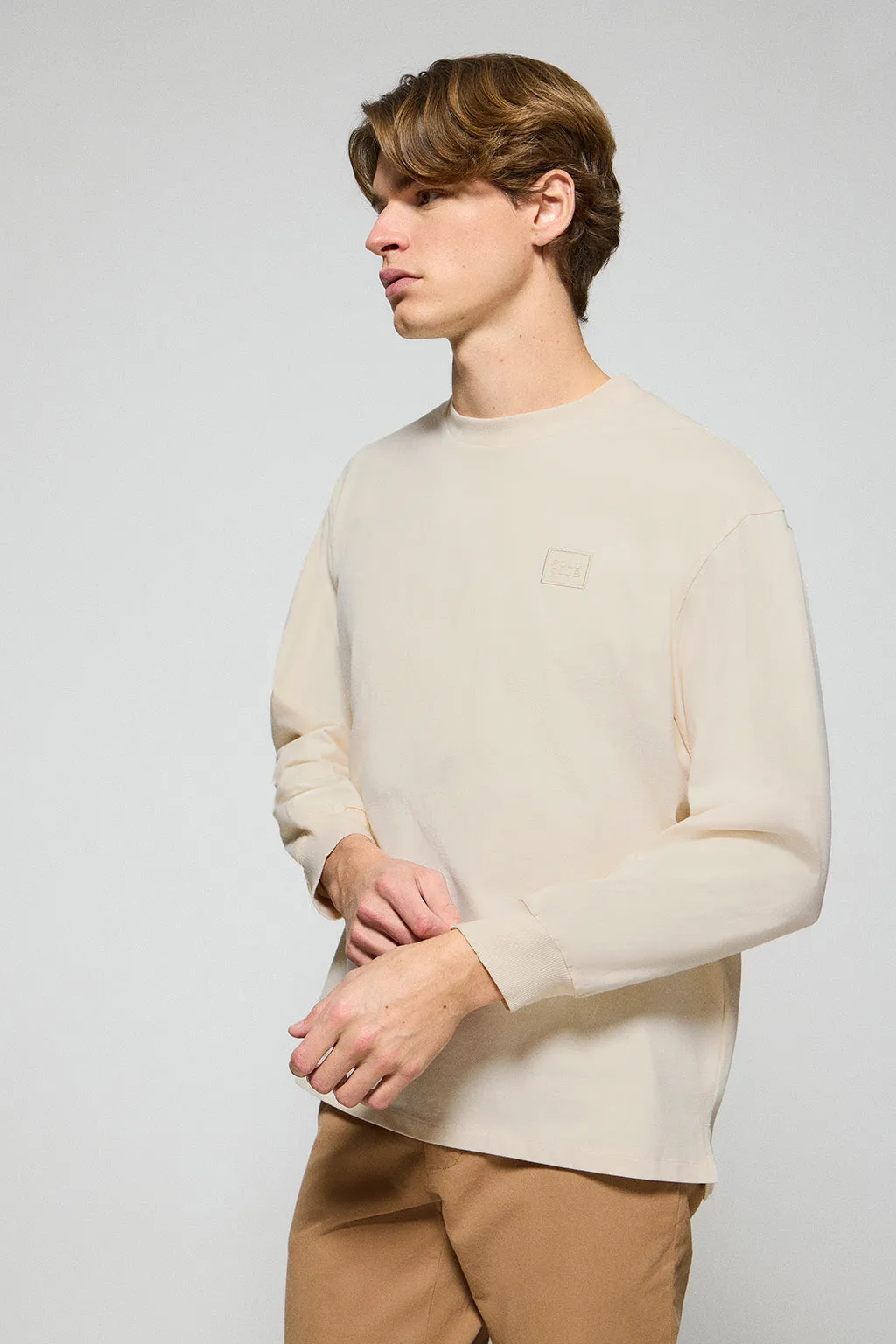 Camiseta de manga larga y cuello redondo color crudo con detalle Polo Club