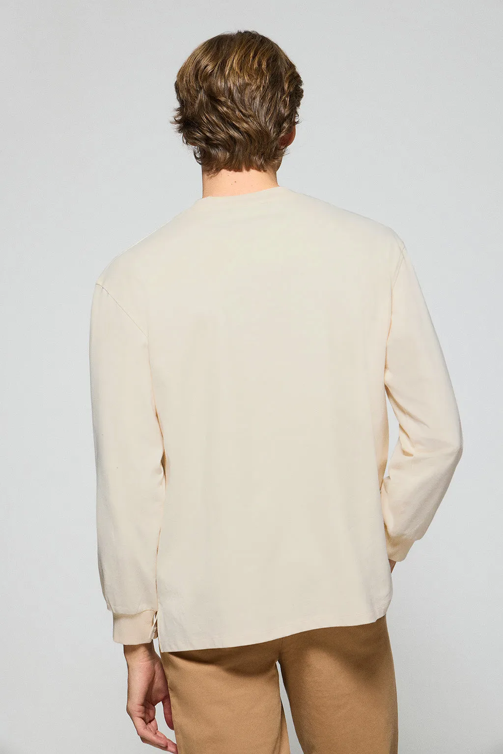 Camiseta de manga larga y cuello redondo color crudo con detalle Polo Club