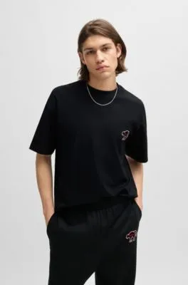 Camiseta de punto de algodón con un diseño gráfico estampado
