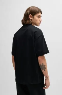 Camiseta de punto de algodón con un diseño gráfico estampado