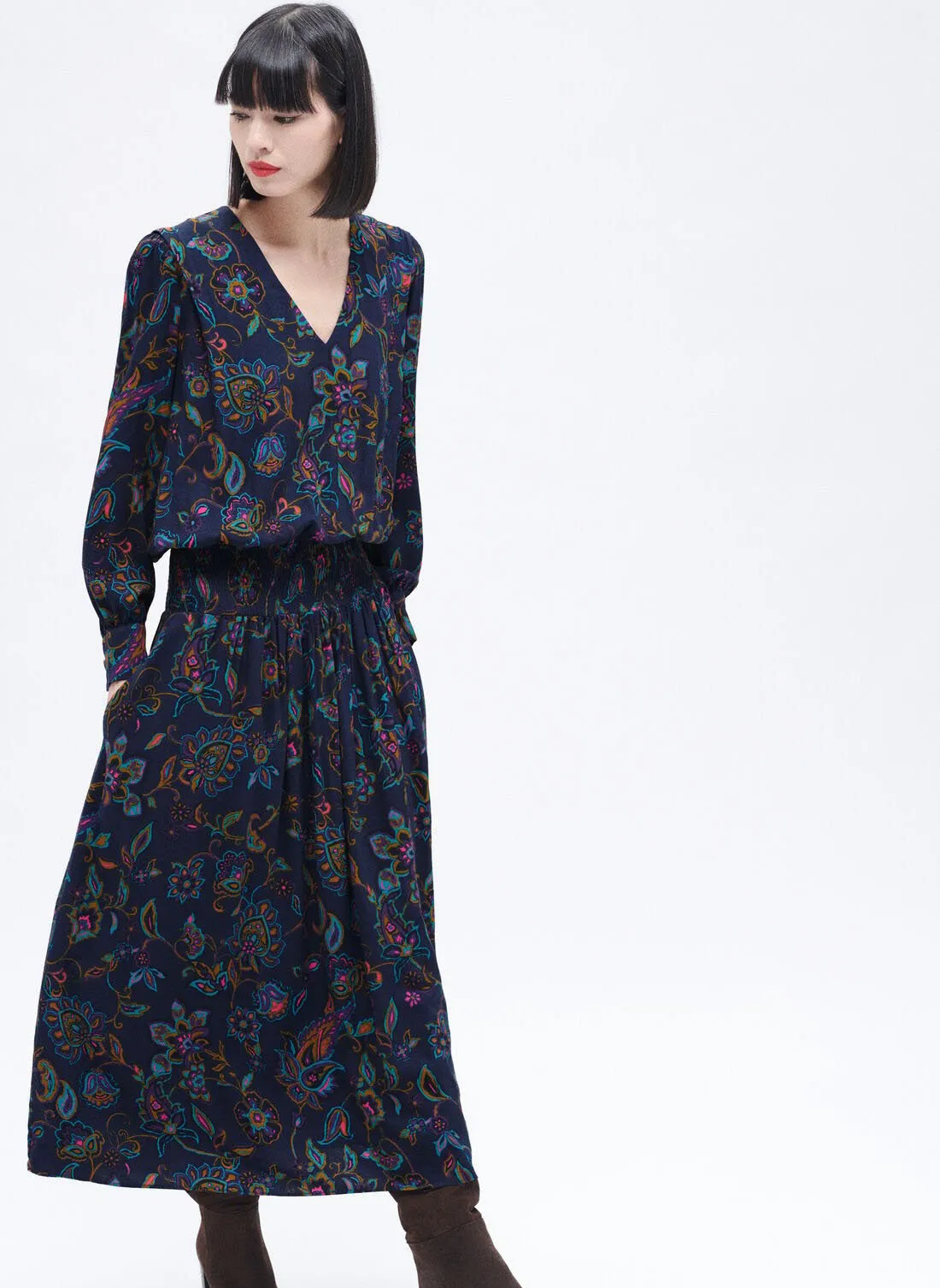 CAROLL RYBILO  VESTIDO LARGO DE TALLE BAJE CON CUELLO DE PICO Y ESTAMPADO FLORAL EN AZUL