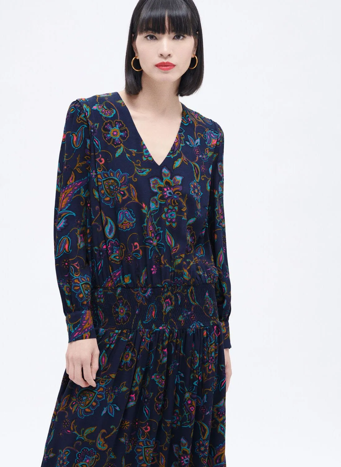 CAROLL RYBILO  VESTIDO LARGO DE TALLE BAJE CON CUELLO DE PICO Y ESTAMPADO FLORAL EN AZUL