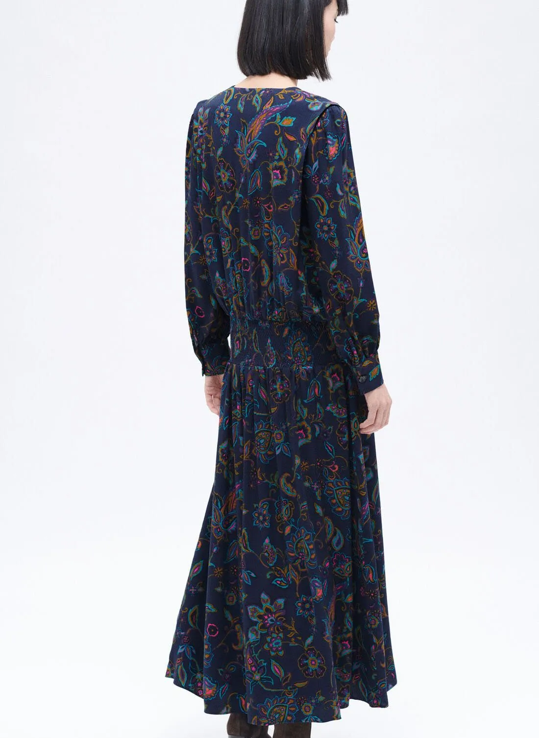 CAROLL RYBILO  VESTIDO LARGO DE TALLE BAJE CON CUELLO DE PICO Y ESTAMPADO FLORAL EN AZUL