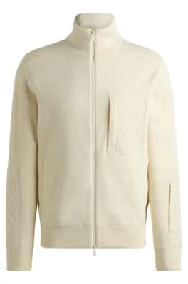 Chaqueta de punto de diferentes materiales con relleno y puños en canalé