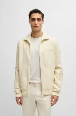Chaqueta de punto de diferentes materiales con relleno y puños en canalé