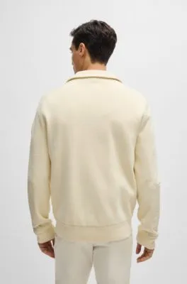 Chaqueta de punto de diferentes materiales con relleno y puños en canalé