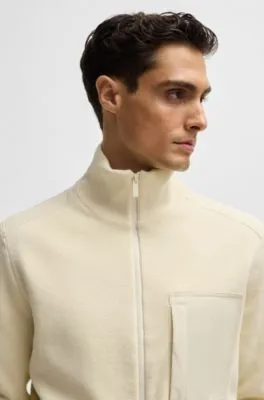 Chaqueta de punto de diferentes materiales con relleno y puños en canalé