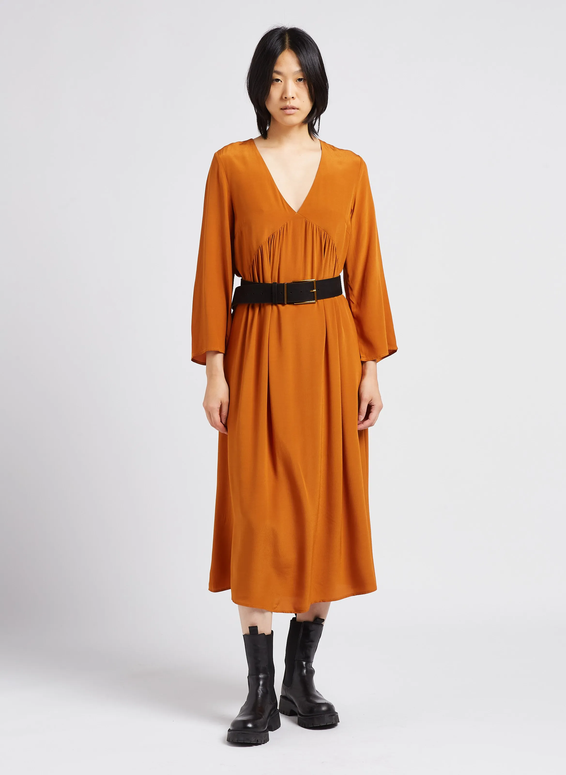 LAVINIA  VESTIDO MIDI VAPOROSO CON CUELLO DE PICO EN NARANJA