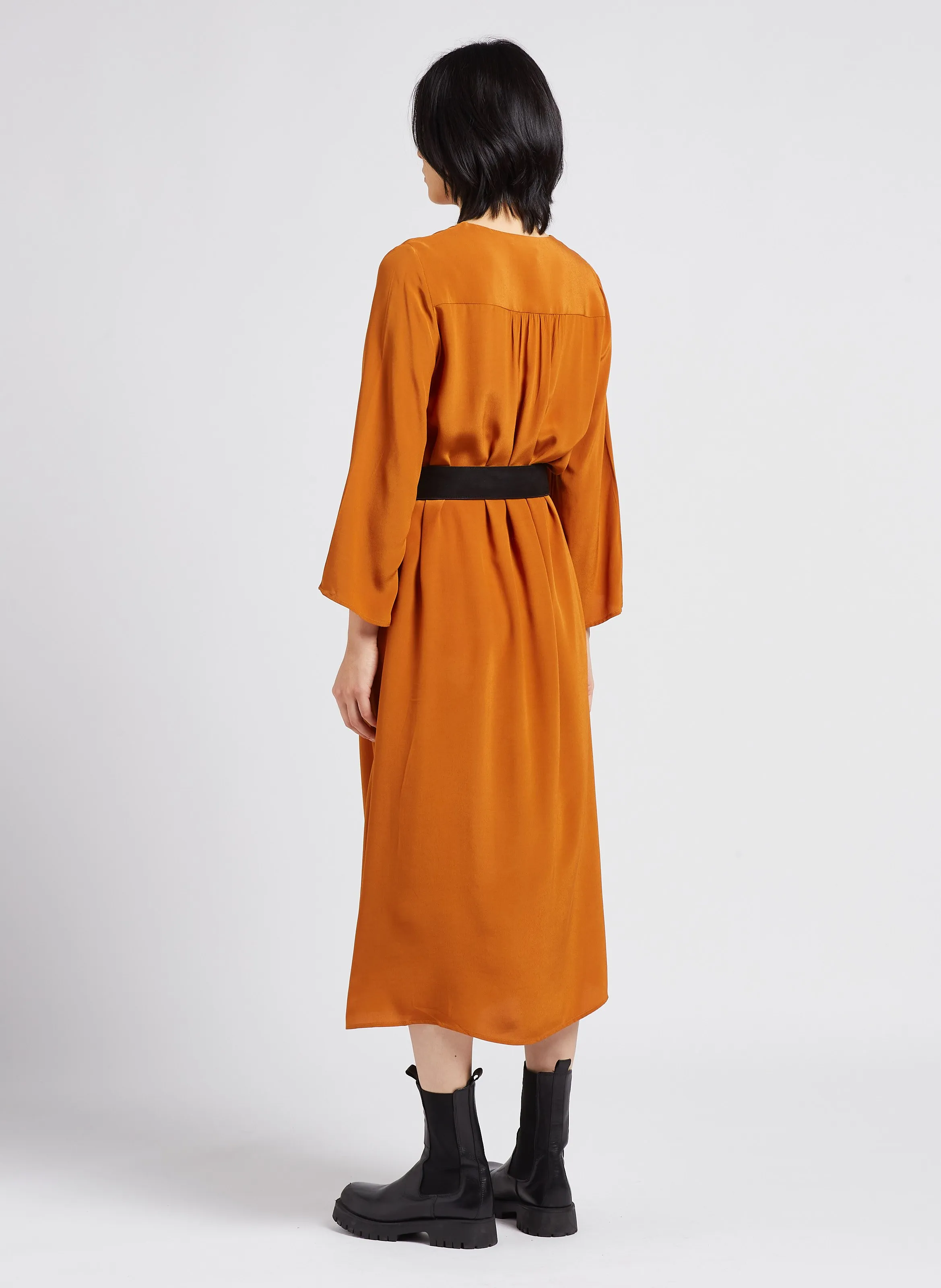 LAVINIA  VESTIDO MIDI VAPOROSO CON CUELLO DE PICO EN NARANJA