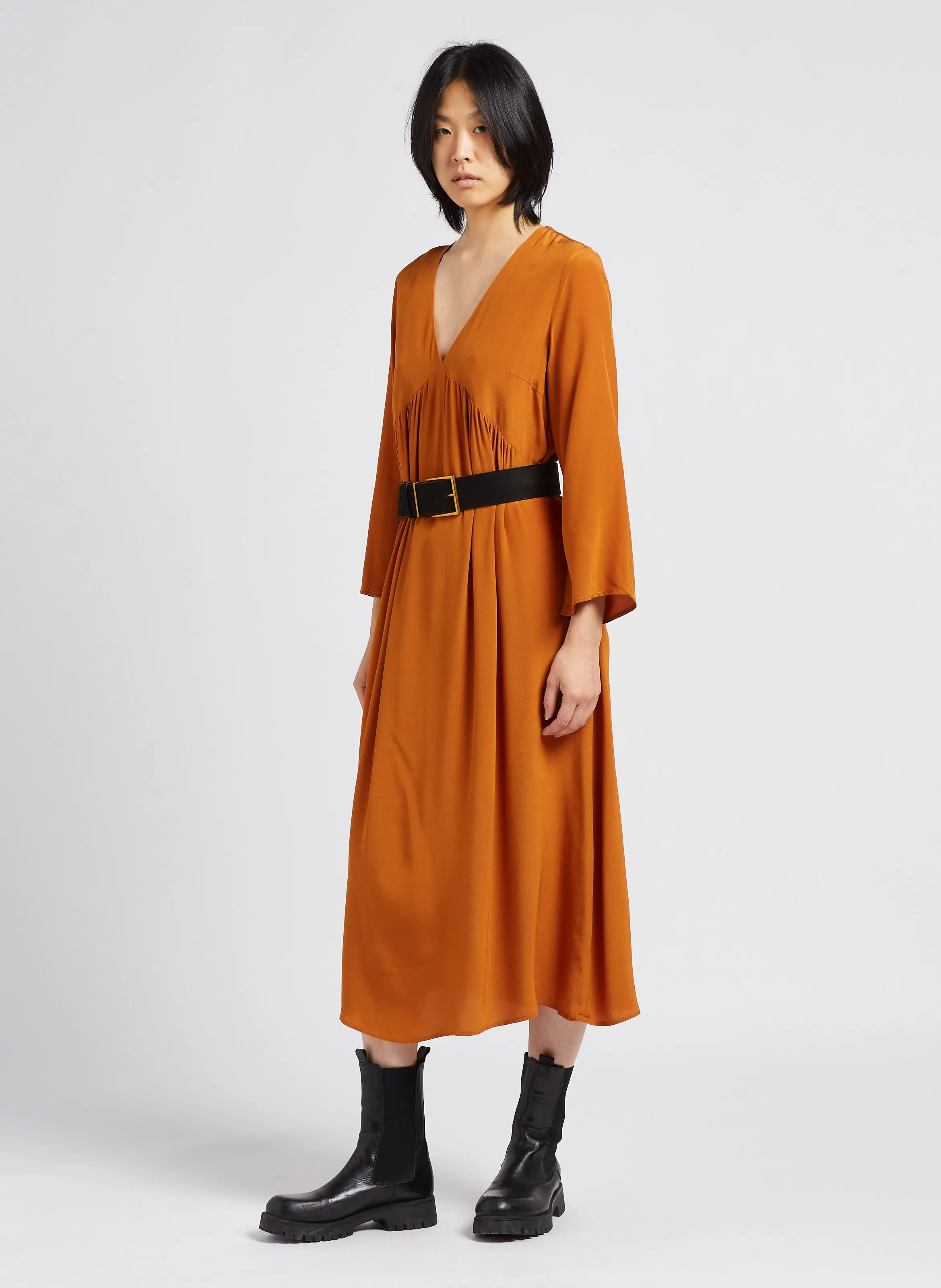 LAVINIA  VESTIDO MIDI VAPOROSO CON CUELLO DE PICO EN NARANJA
