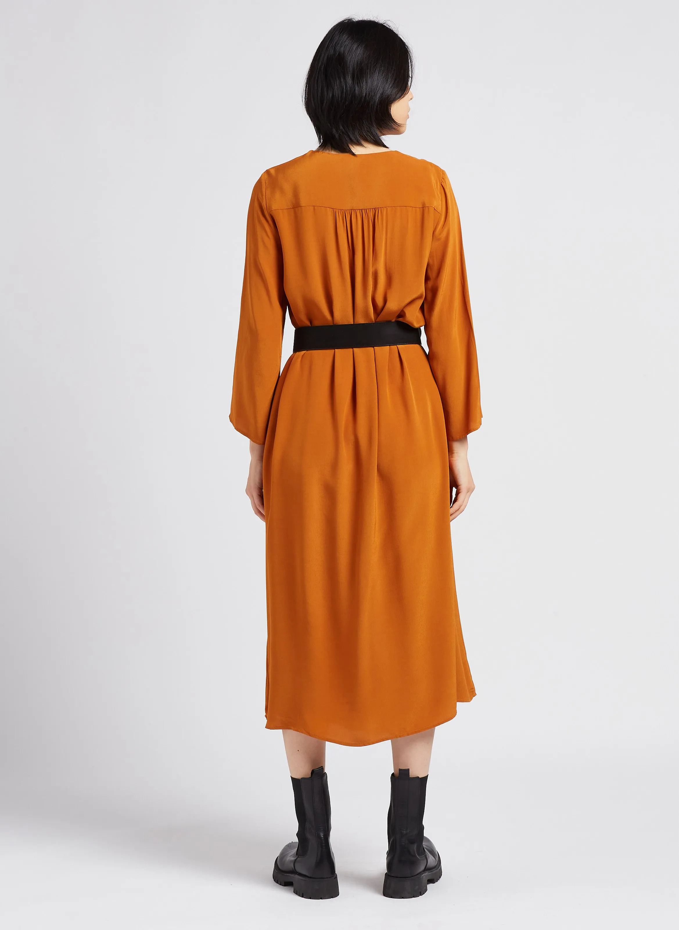 LAVINIA  VESTIDO MIDI VAPOROSO CON CUELLO DE PICO EN NARANJA
