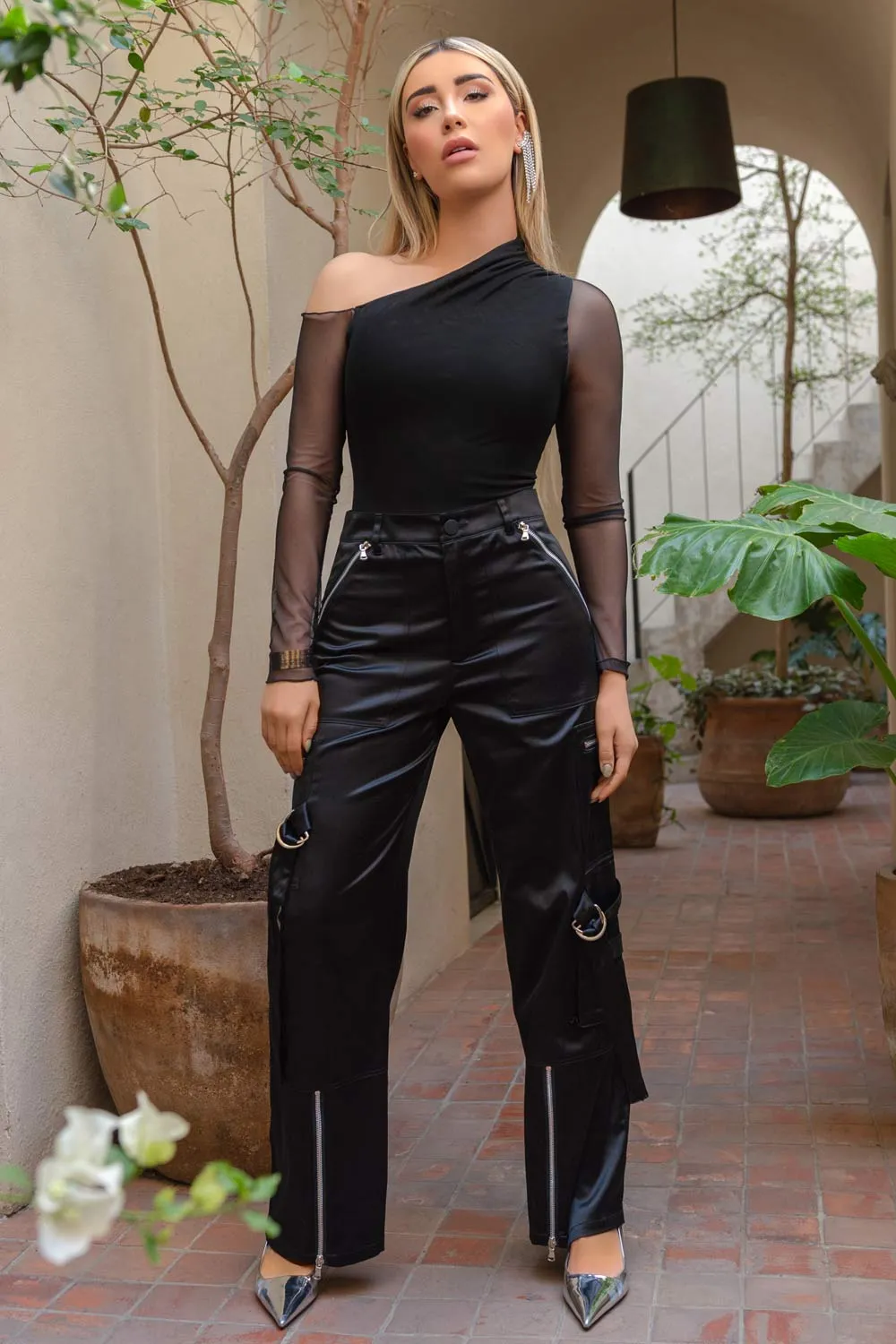 Pantalón cargo satinado fit wide leg