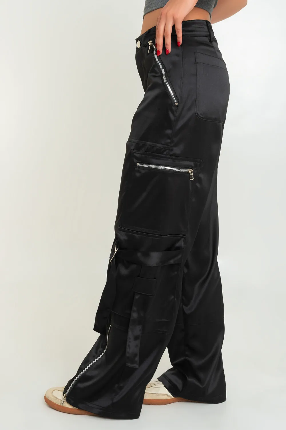 Pantalón cargo satinado fit wide leg