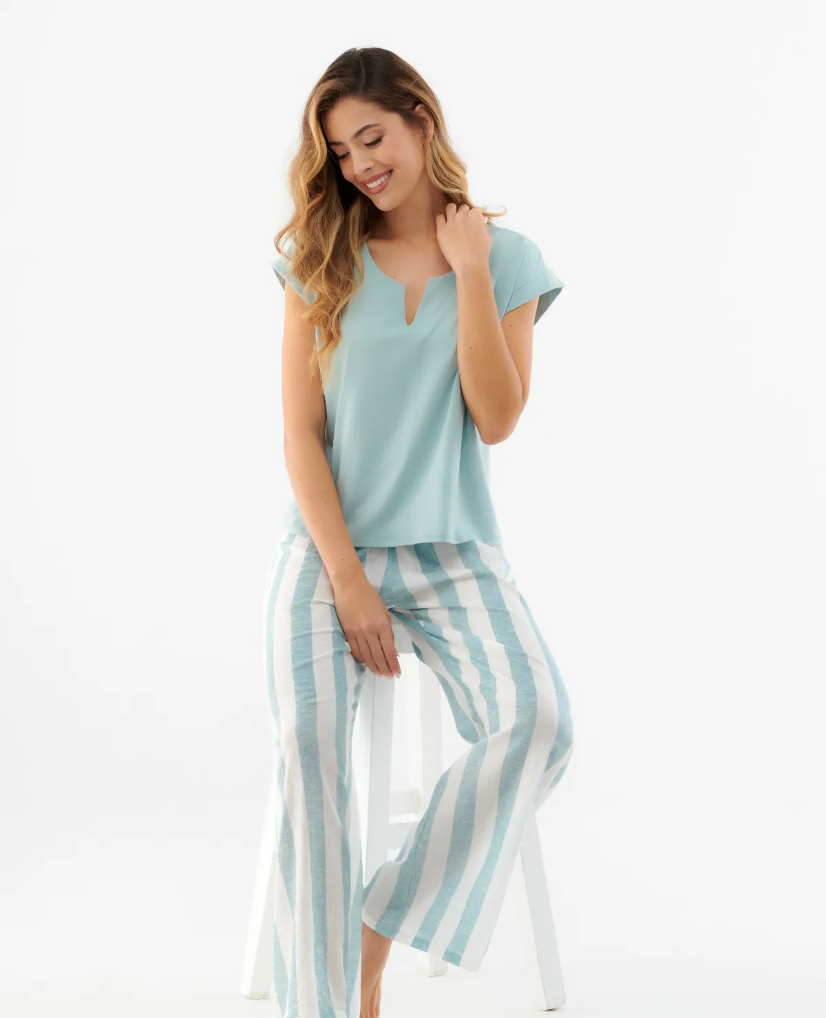 Pijama camiseta | Silueta semiajustada | Cuello en V | Manga rodada | Pantalón con elástico