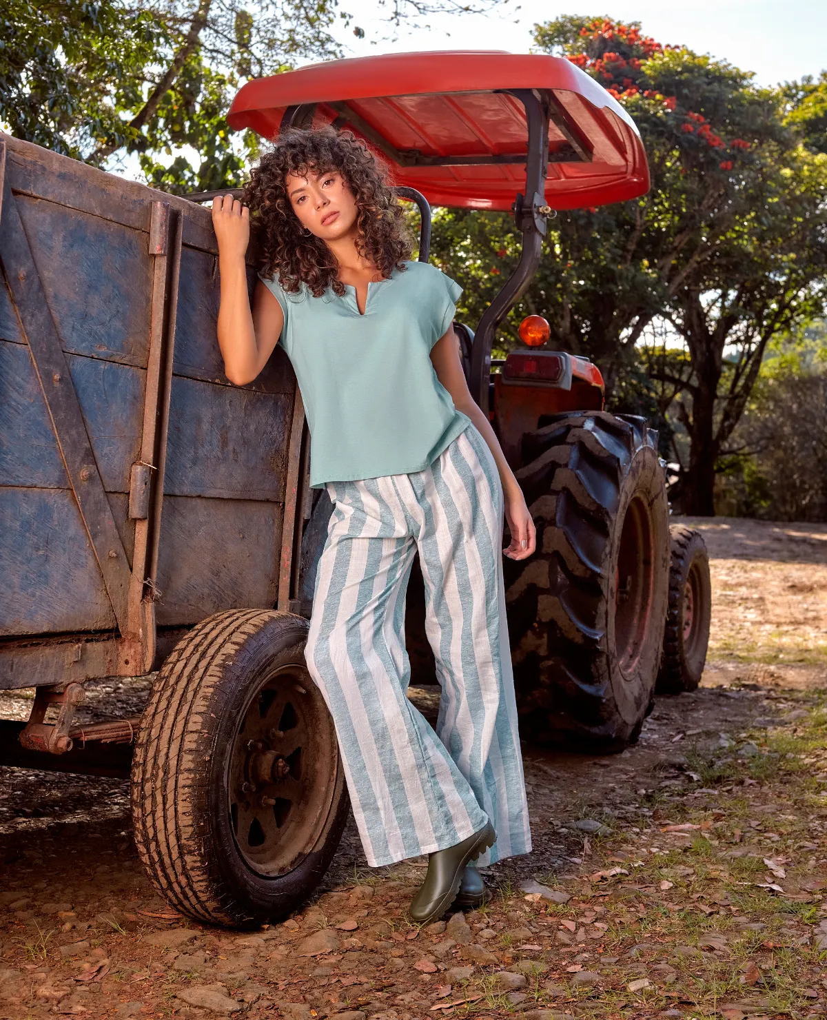 Pijama camiseta | Silueta semiajustada | Cuello en V | Manga rodada | Pantalón con elástico