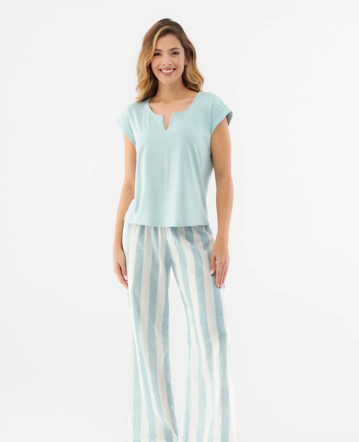 Pijama camiseta | Silueta semiajustada | Cuello en V | Manga rodada | Pantalón con elástico