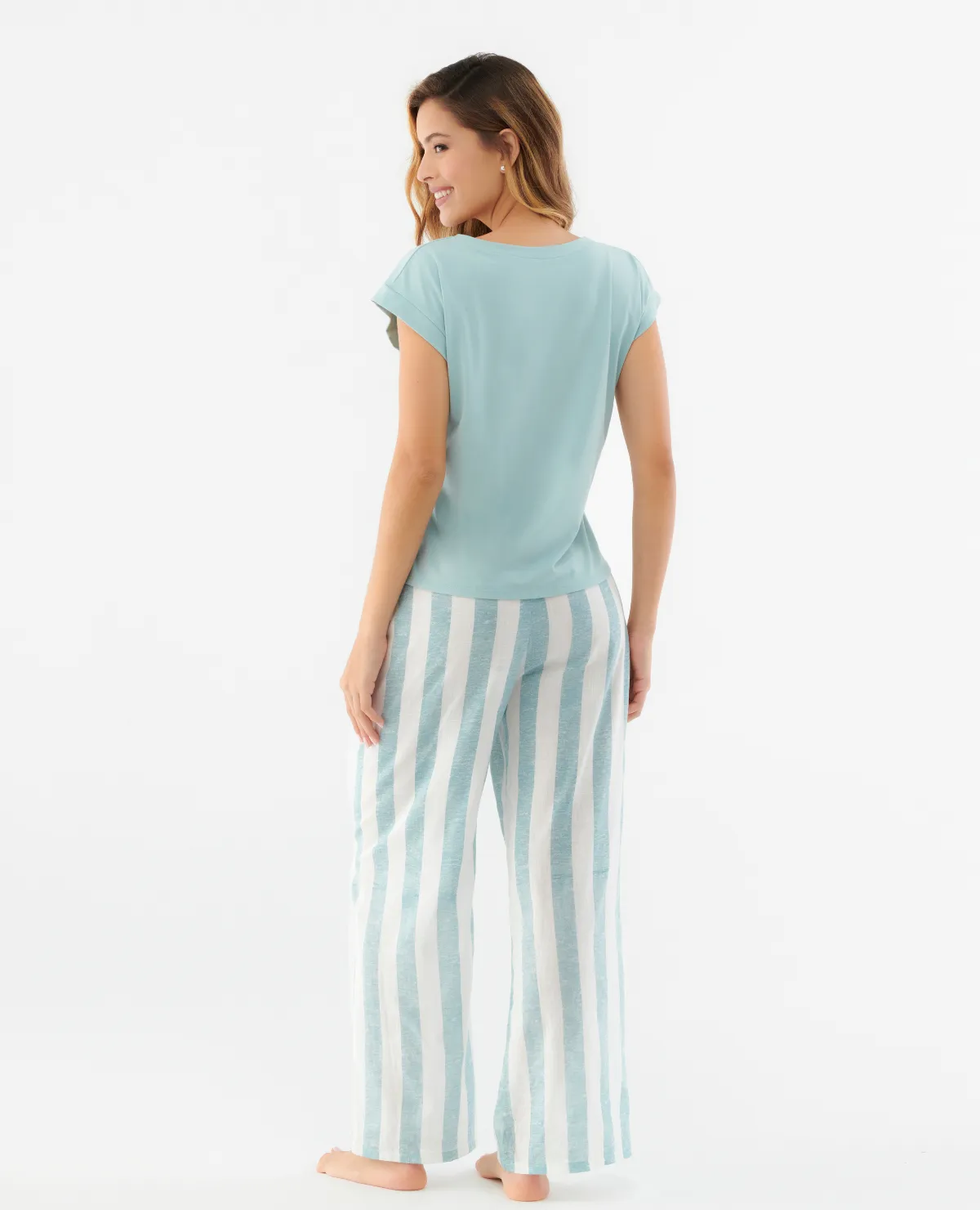 Pijama camiseta | Silueta semiajustada | Cuello en V | Manga rodada | Pantalón con elástico