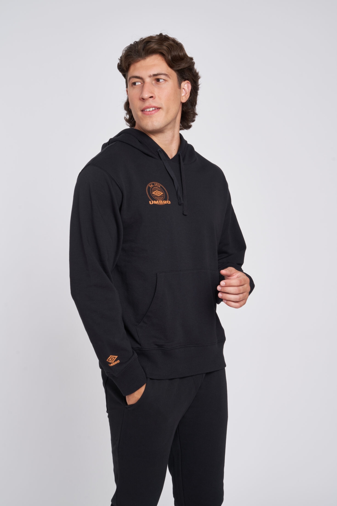 SUDADERA UMBRO COLLEGIATE GRAPHIC HOODIE BLACK
