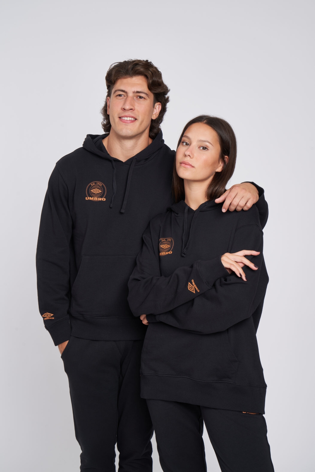 SUDADERA UMBRO COLLEGIATE GRAPHIC HOODIE BLACK