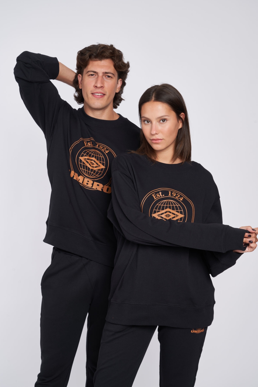 SUDADERA UMBRO COLLEGIATE GRAPHIC SWEAT BLACK