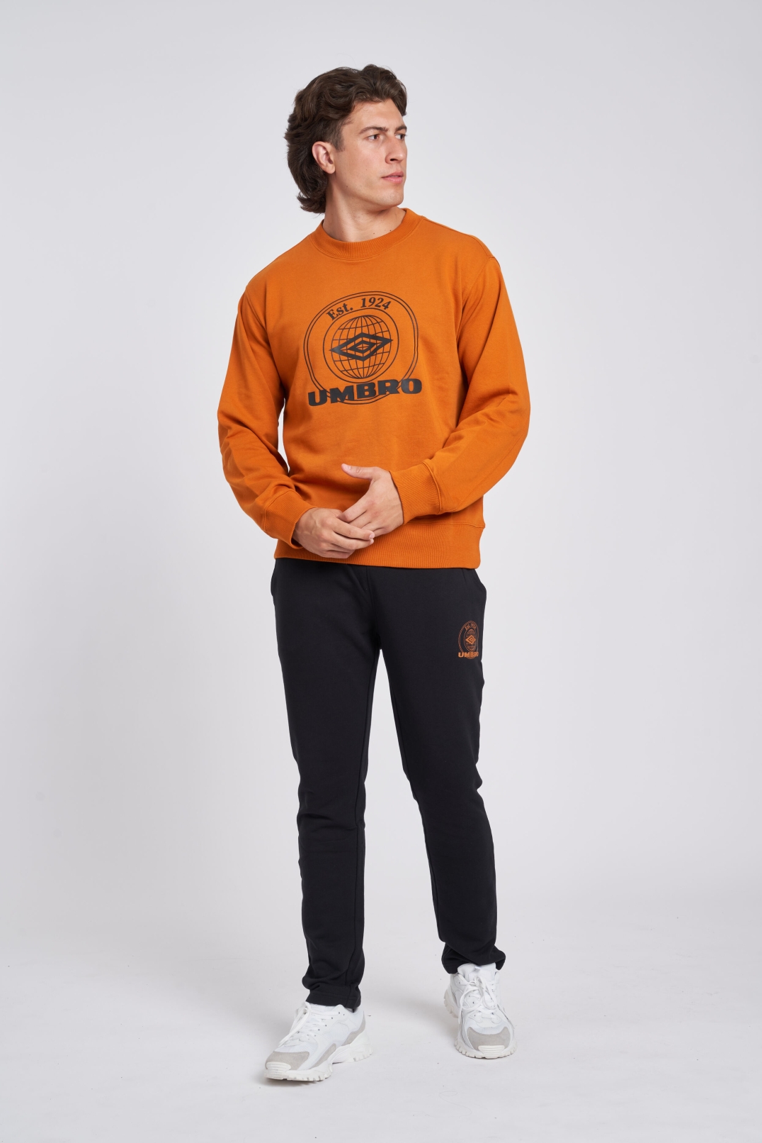 SUDADERA UMBRO COLLEGIATE GRAPHIC SWEAT PUMPKIN SPICE