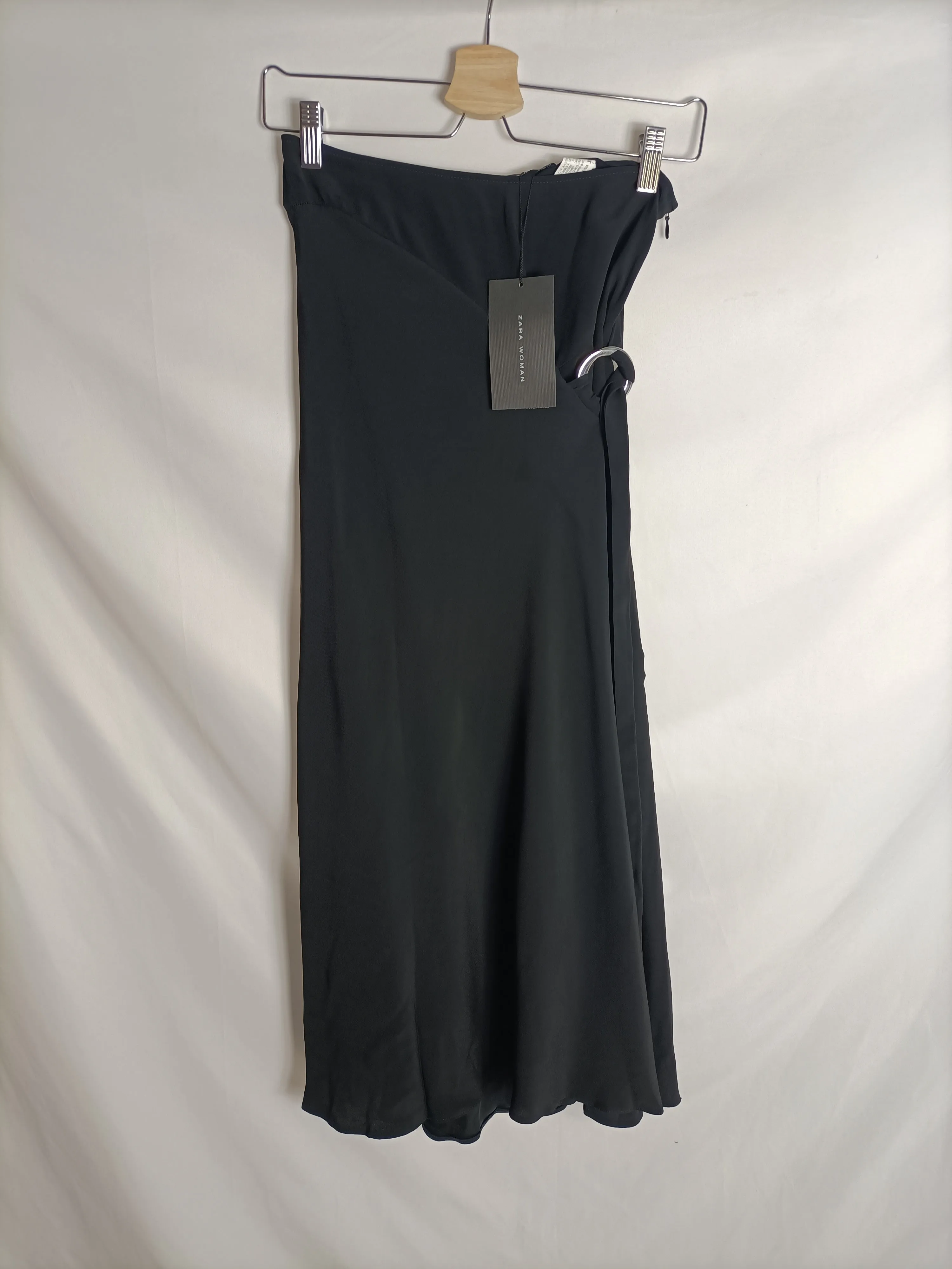 ZARA. Falda midi negra hebilla plateada t. XS