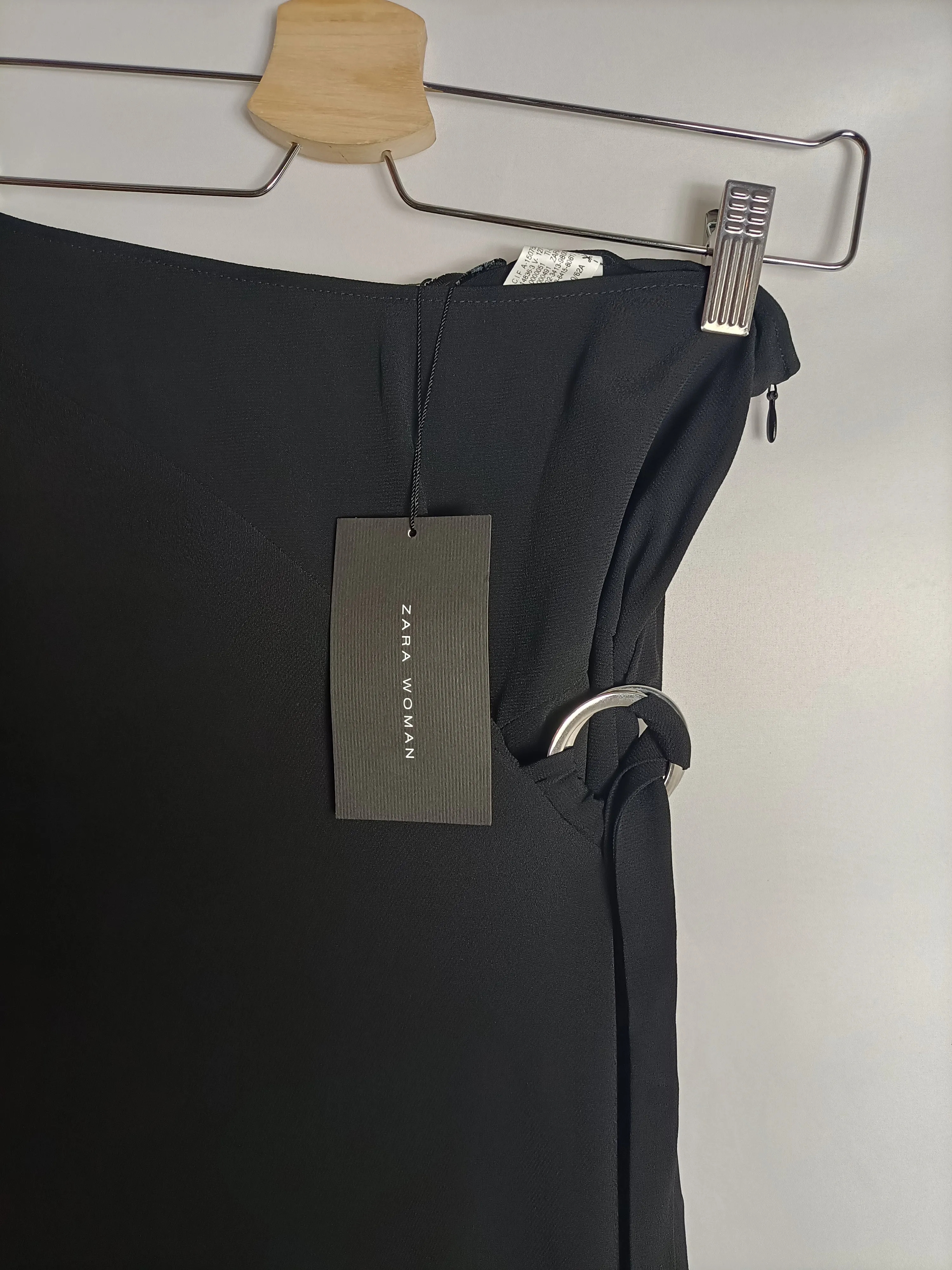 ZARA. Falda midi negra hebilla plateada t. XS