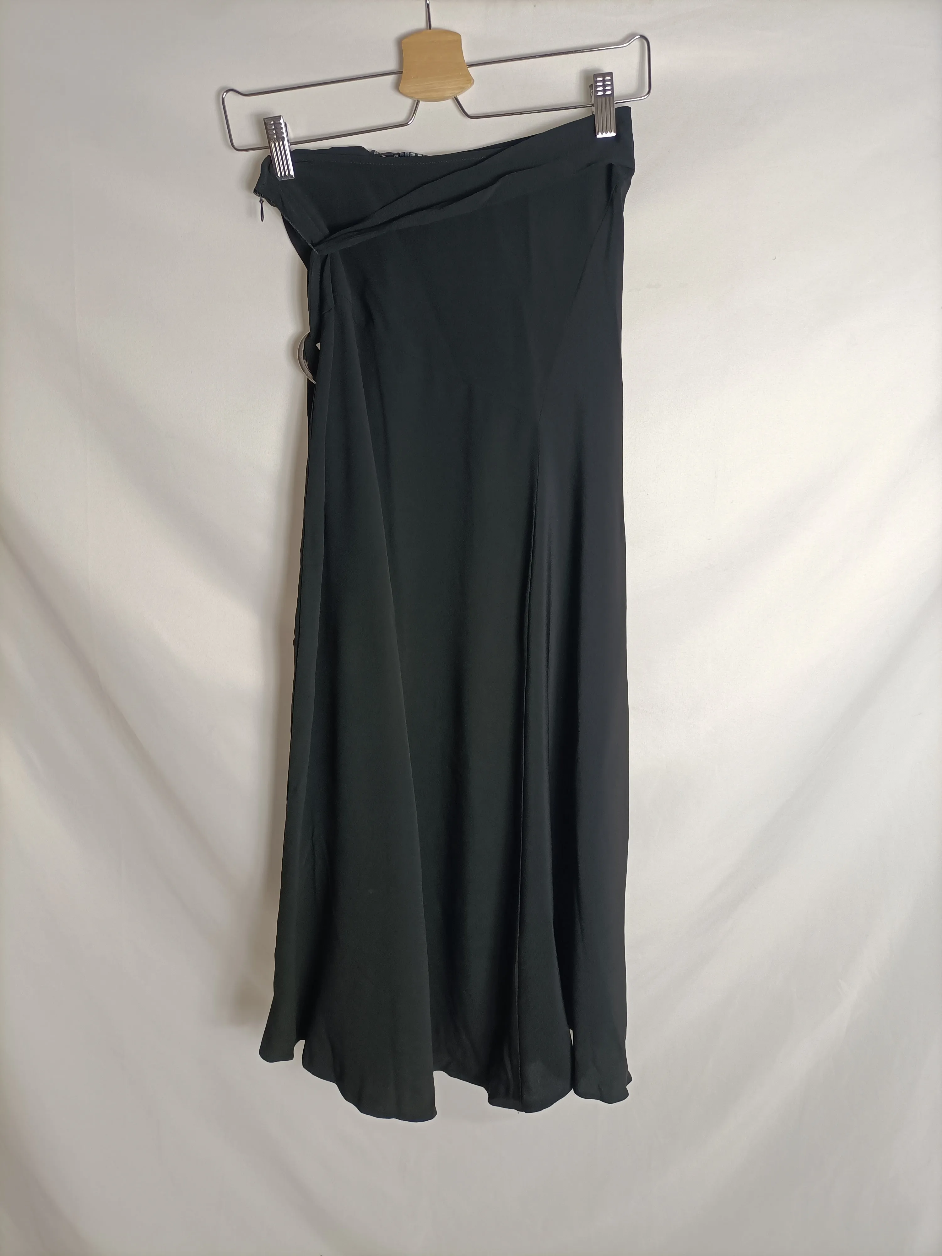 ZARA. Falda midi negra hebilla plateada t. XS